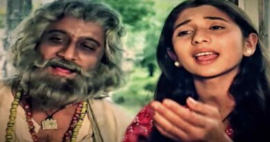 Aadmi Musafir Hai Lyrics in Roman Hindi