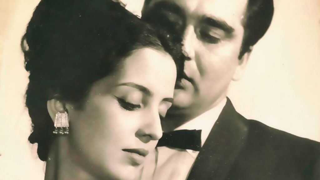 Aaj Yeh Meri Zindagi Lyrics in Roman Hindi.