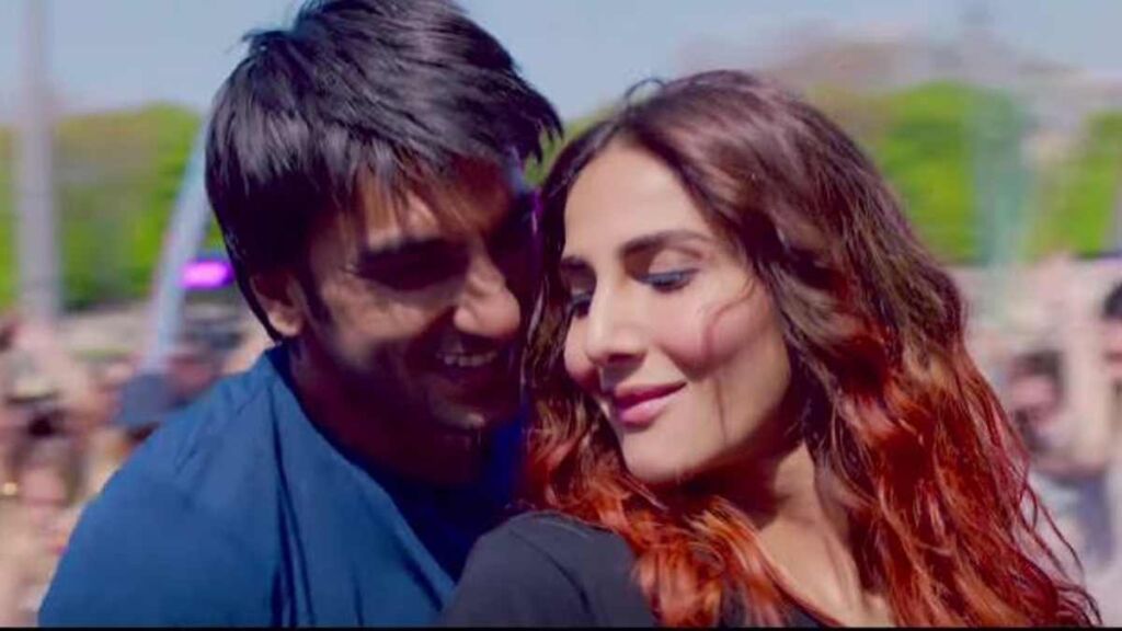 Nashe Si Chadh Gayi Lyrics in Roman Hindi.