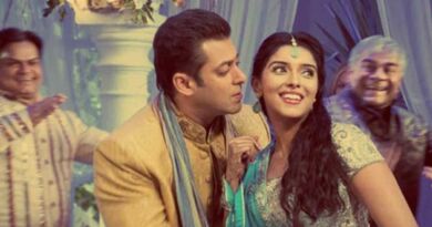Meri Ada Bhi Lyrics in Roman Hindi