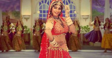 Choli Ke Peeche Kya Hai Lyrics in Roman Hindi.